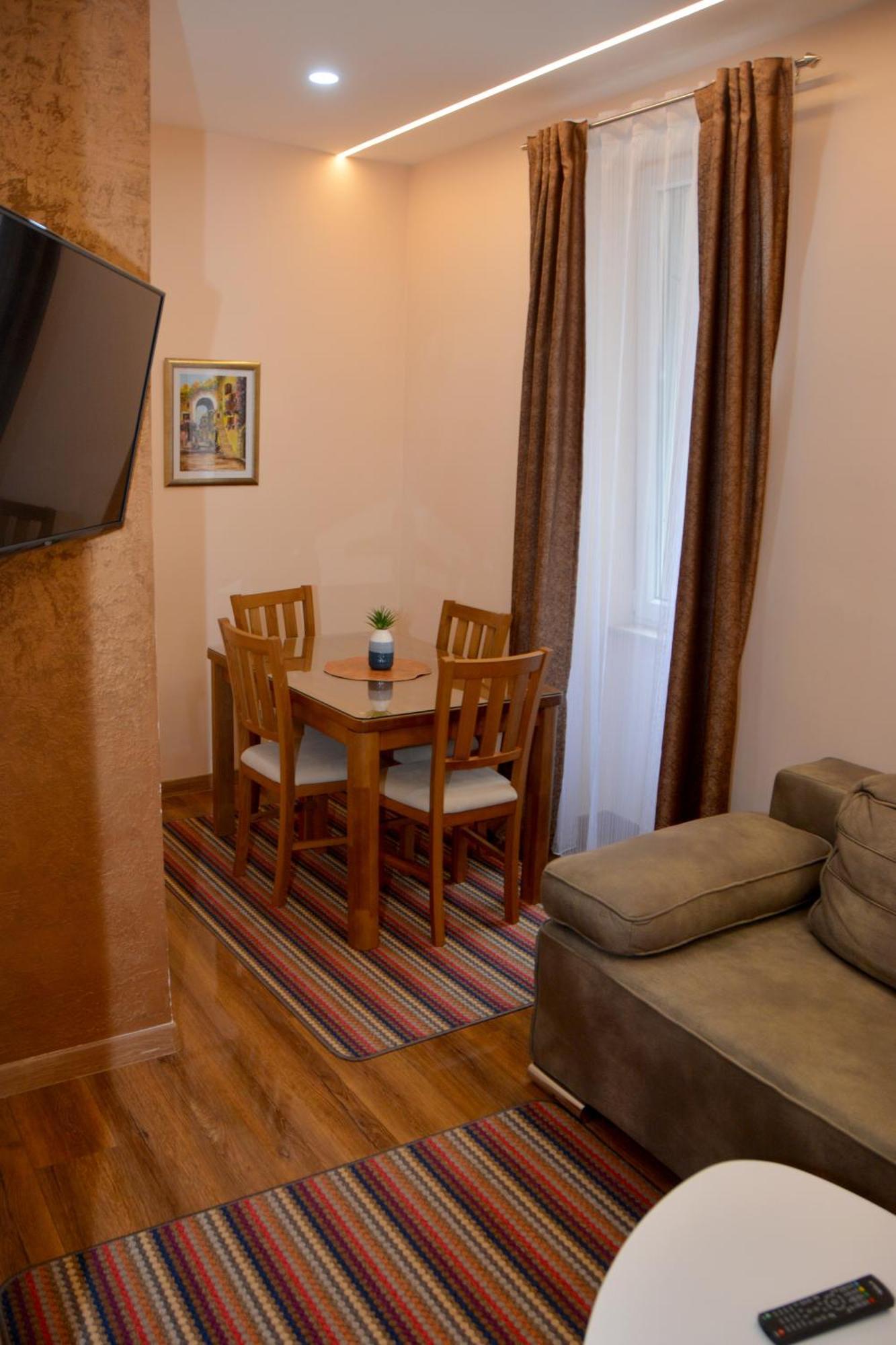 Karaula Apartman *